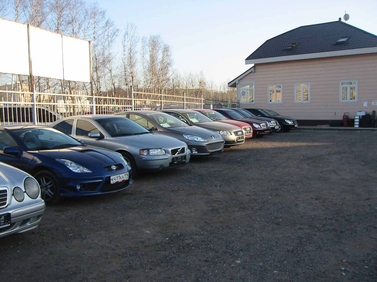 Стоянка автосалона 43 миля (край к дороге)